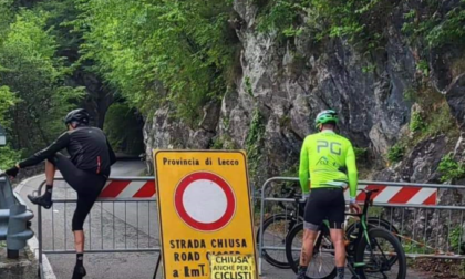 La Onno-Valbrona rimane chiusa per frana, ma i ciclisti scavalcano