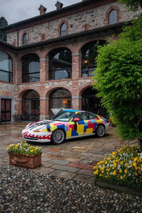 Il Centro Porsche di Como celebra la bellezza con l’iniziativa “Arte a lago”