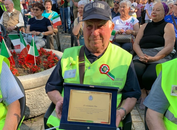 Vito, nonno vigile premiato per i suoi 19 anni di servizio