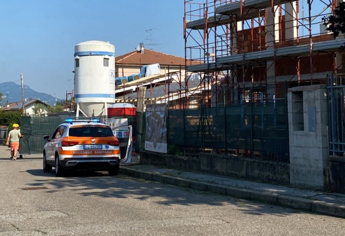 Cade dal ponteggio, grave ragazzo di 21 anni