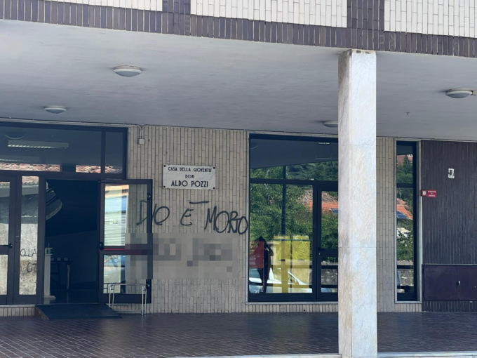 Scritte anarchiche a Erba: nuovo raid dei vandali, bestemmie e minacce di morte a Zoffili