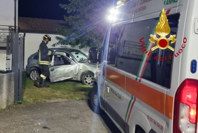 Uggiate, perde il controllo dell’auto e finisce nel giardino di una casa
