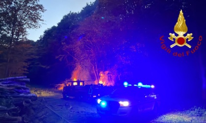 In fiamme una baracca in legno: intervengono i Vigili del fuoco