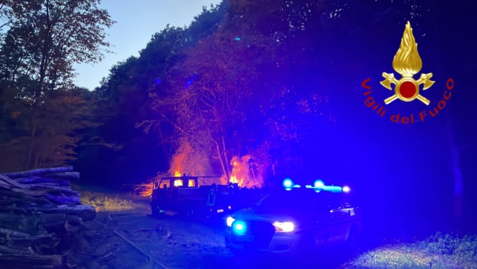 In fiamme una baracca in legno: intervengono i Vigili del fuoco