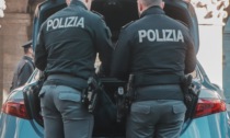 Tenta di rubare un auto, fugge e poi picchia gli agenti della Polizia: arrestato 40enne italiano