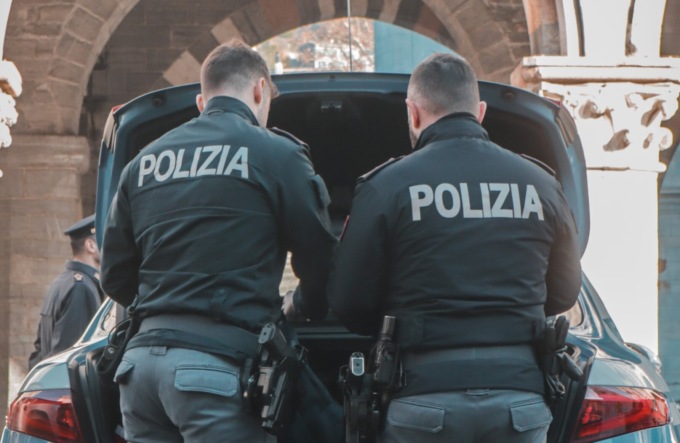Rapinato in piazza Vittoria con un taglierino alla gola, riconosce il coetaneo e lo fa denunciare