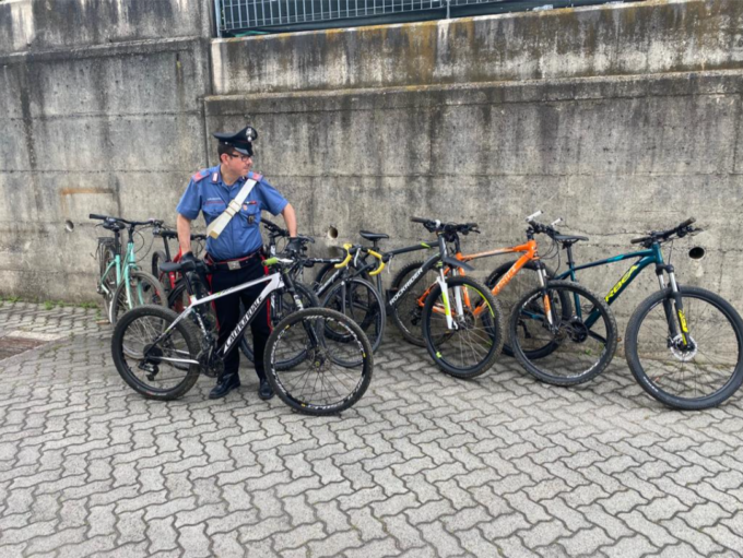 Controlli antispaccio nei boschi di Bregnano e Alzate: bivacchi smantellati e 8 biciclette sequestrate