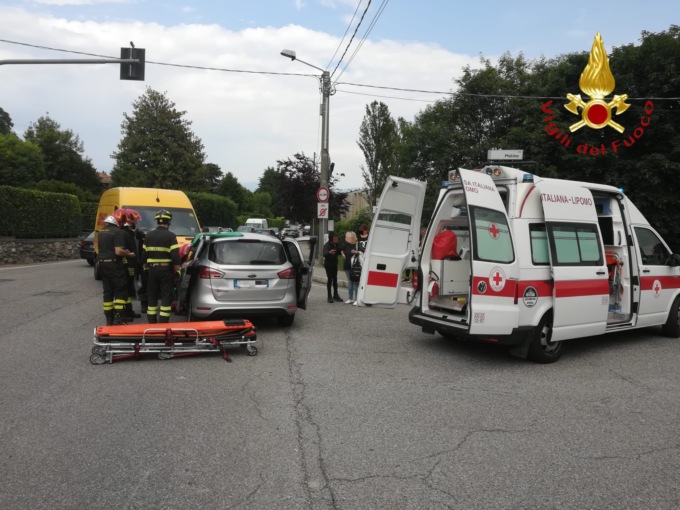 Incidente a Montorfano: frontale tra auto e furgoncino