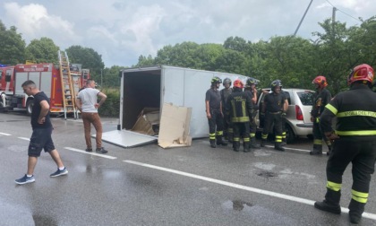 Incidente a Erba: furgone si ribalta e invade l'altra corsia