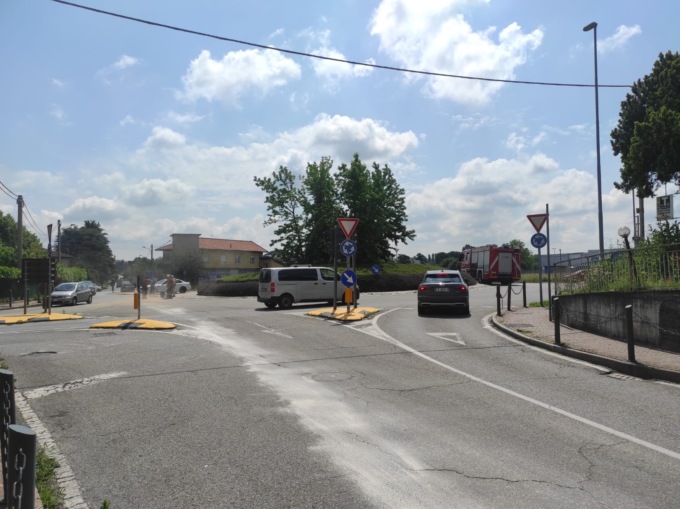 Pericolosa macchia d’olio alla rotonda di Luisago