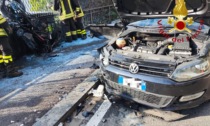 Spaventoso incidente a Como: dopo lo scontro la moto prende fuoco e la spegne l'autista di un bus