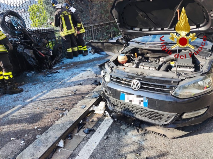 Spaventoso incidente a Como: dopo lo scontro la moto prende fuoco e la spegne l’autista di un bus