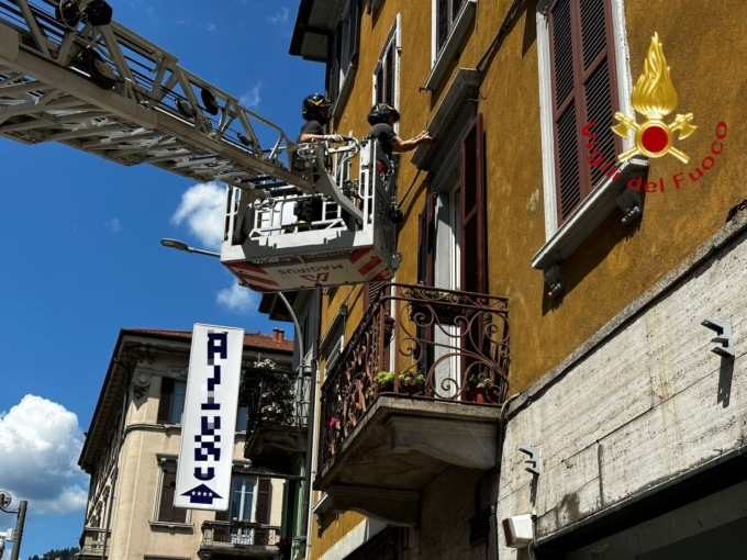 Cornicioni pericolanti a Como: cadono i calcinacci in strada