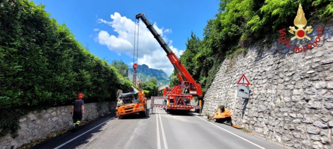 Tragico incidente sulla Lecco-Ballabio: autista di 60 anni si ribalta col camion e muore