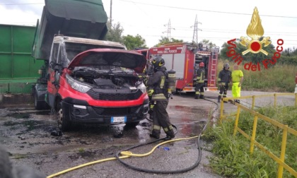 Paura a Erba: prende fuoco il camioncini dei rifiuti