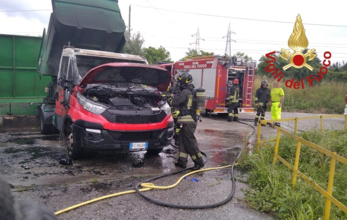 Paura a Erba: prende fuoco il camioncini dei rifiuti