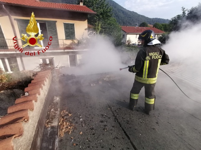 Prende fuoco una legnaia a Valbrona: intervengono i Vigili del fuoco