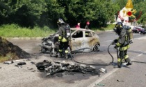 Incidente a Inverigo: auto e moto si scontrano, scoppia l'incendio. Centauro soccorso dagli automobilisti