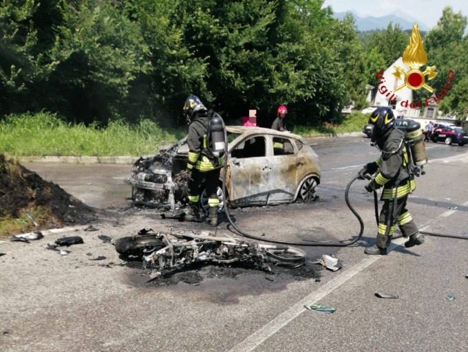 Incidente a Inverigo: auto e moto si scontrano, scoppia l’incendio. Centauro soccorso dagli automobilisti