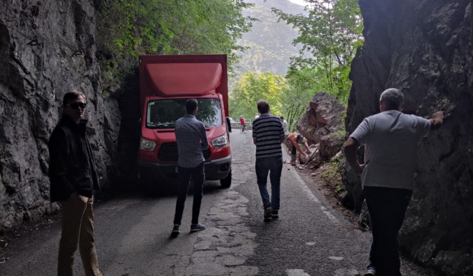 Incidente sulla Onno-Valbrona: camion incastrato fuori dalla galleria, traffico in completo tilt