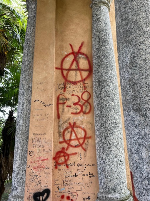 Ancora scritte anarchiche a Erba, Zoffili (Lega): “Galera per questi criminali”