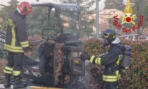 Prende fuoco il mini escavatore: paura a Villa Guardia