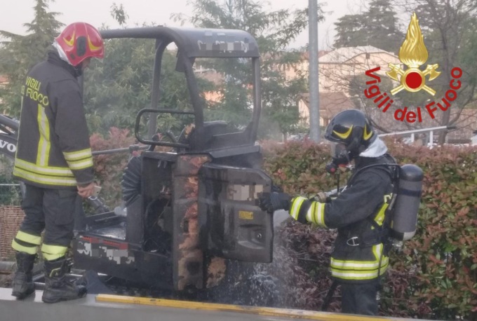 Prende fuoco il mini escavatore: paura a Villa Guardia