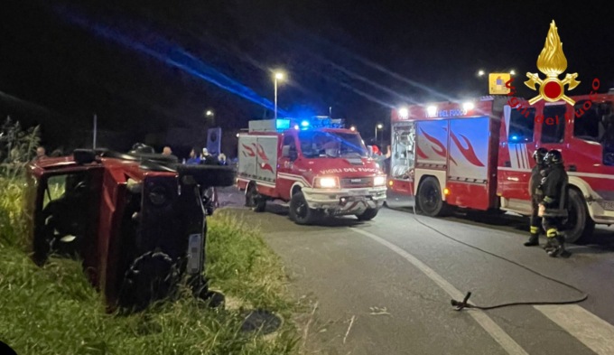 Incidente a Veniano: auto ribaltata, tre persone coinvolte