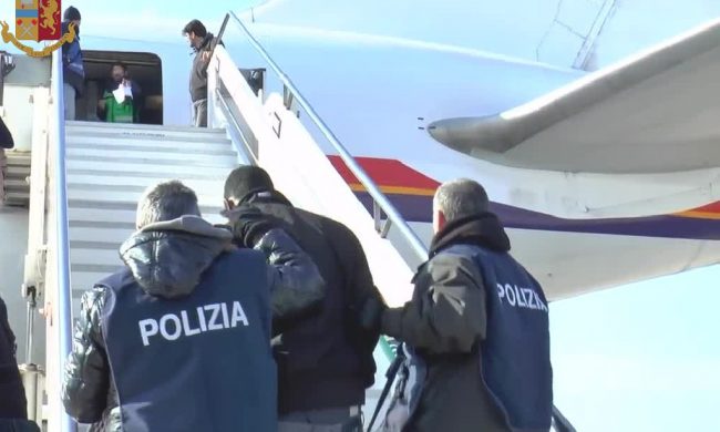 Disturbava i passanti in centro, rimpatriato dalla Polizia