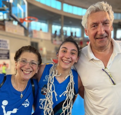 Basket femminile Laura Meroni con i genitori