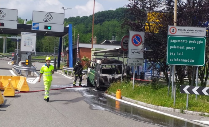 Fino Mornasco, auto in fiamme all’uscita dell’autostrada