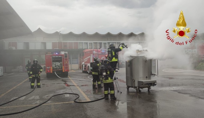 Incendio in una ditta di cosmetici a Cantù