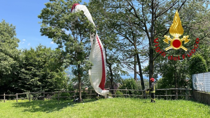 Erba, finisce con il parapendio su una pianta: ferito 58enne