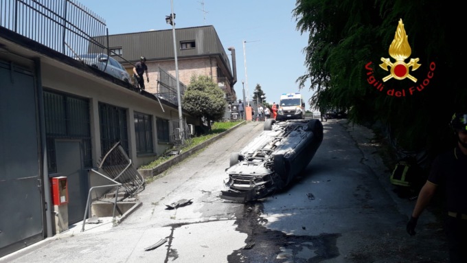 Incidente a Mariano: ribaltamento nell’area parcheggio del ristorante