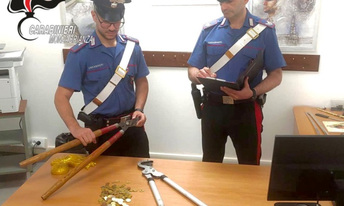 Entra a scuola e ruba le monetine dal distributore automatico: i Carabinieri lo fermano in tempo