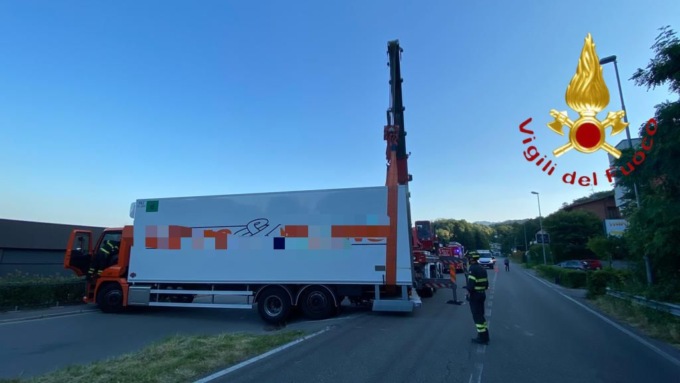 Tir incastrato in manovra: via Canturina chiusa per un’ora