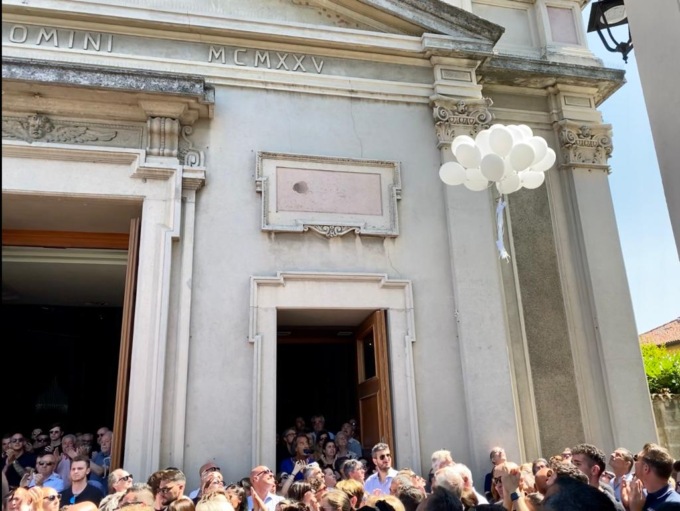 L’ultimo saluto a mamma Sara: palloncini bianchi liberati in cielo