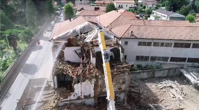 Cermenate, Statale dei Giovi a senso alternato: abbattuta la casa pericolante