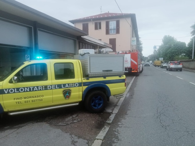 Cedimento del tetto e di pareti interne di un edificio, statale dei Giovi ristretta