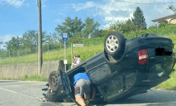 Auto ribaltata, paura a Uggiate Trevano