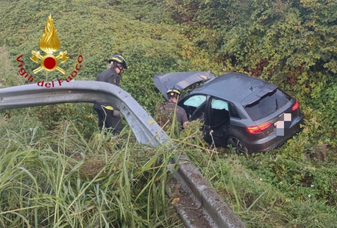Auto finisce fuori strada, quattro giovani feriti