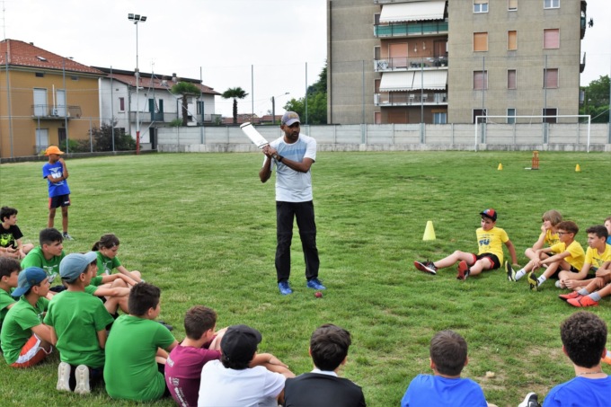 Cricket che passione: a Binago il don insegna il suo sport ai più giovani
