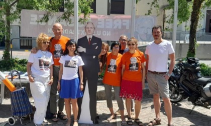 Raccolta firme per la liberazione di Assange a Montano Lucino