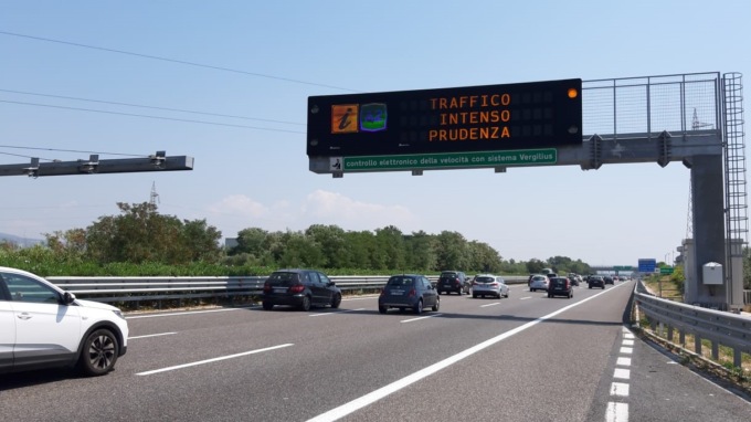Traffico intenso per le partenze: ingorghi sulla “Regina” e la Ss36