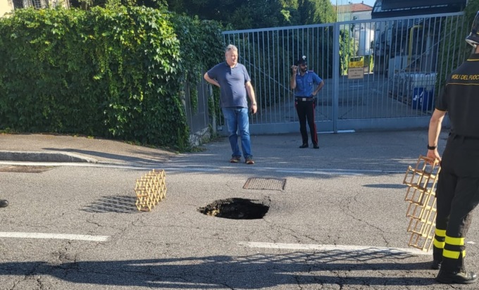 Voragine nell’asfalto in via Roma a Casnate con Bernate