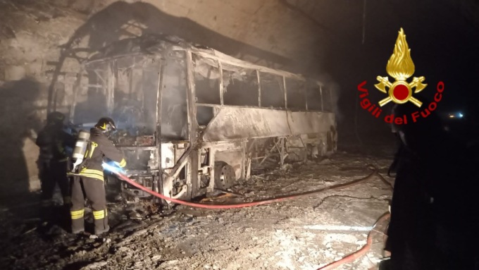 Il pullman che ha preso fuoco in una galleria tra Recco e Genova portava una comitiva comasca