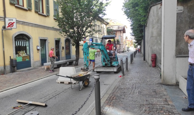 Cantù, via Dante chiusa. I residenti: “Impossibilitati a uscire, non sapevamo nulla”