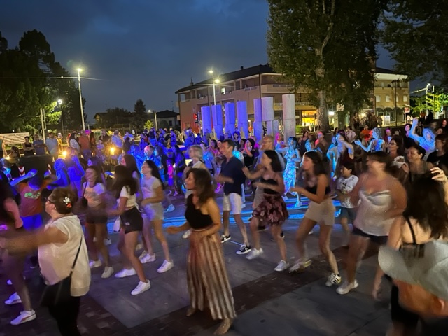 Notte arancione con folla in centro: l’idea è vincente