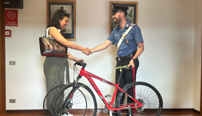 Bici da 4mila euro rubata dagli spacciatori: i Carabinieri la restituiscono al proprietario 15enne
