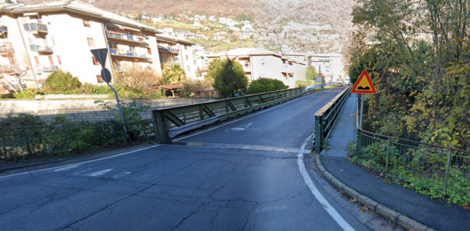 Il ponte sul fiume Breggia invecchia: vietato il transito ai veicoli sopra le 26 tonnellate